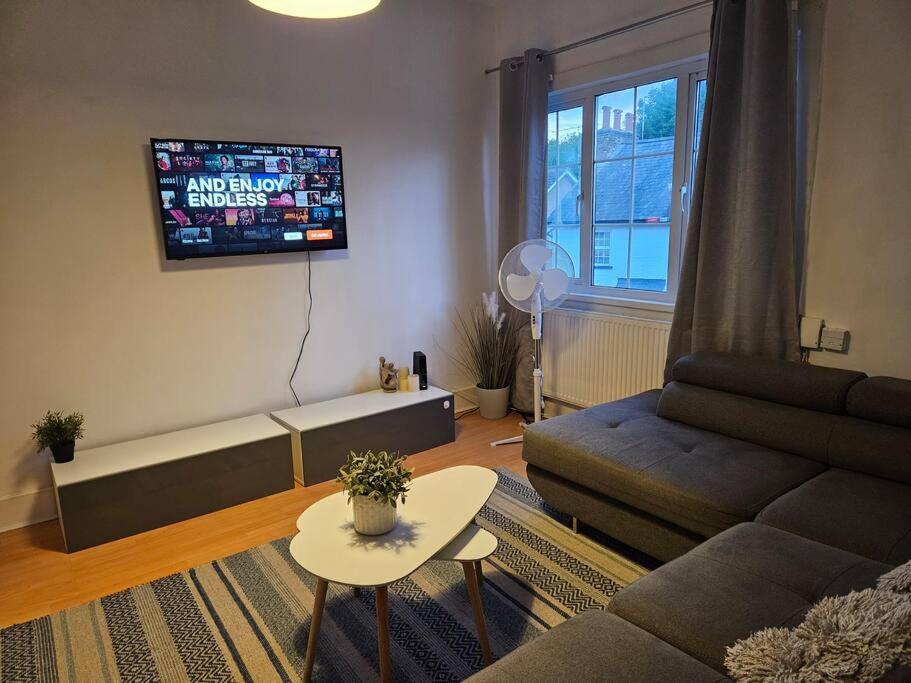 Stylish 2 Bed Apt - Harry Potter/ Leavesden Studios/Watford/Hemel Hempstead - Families/Professionals & Contractors Welcome - Serviced Accomodation Sarratt Exterior foto